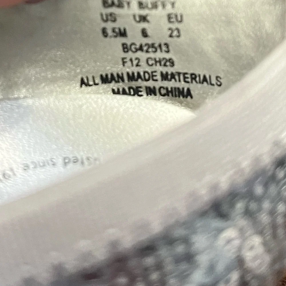 Stride Rite Buffy Silver Glitter Kids Shoes with Flower DetailSize 6.5